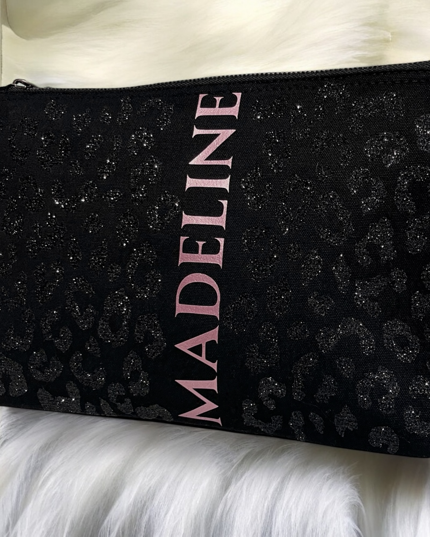 Pochette/trousse noire prénom personnalisable - léopard scintillant